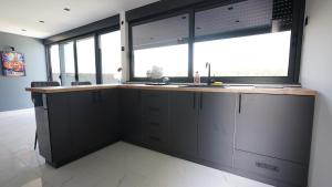 Kuchyň nebo kuchyňský kout v ubytování River House Sunrise