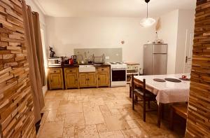 Η κουζίνα ή μικρή κουζίνα στο Le Nid de Chambord +3 φωτογραφίες