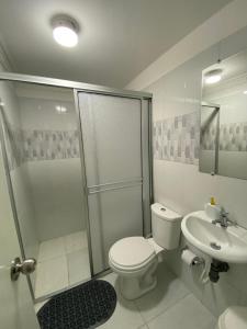 Ένα μπάνιο στο Habitación cerca al aeropuerto 1 +6 φωτογραφίες