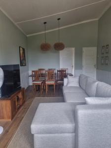 Χώρος καθιστικού στο Chalé Quitxiba