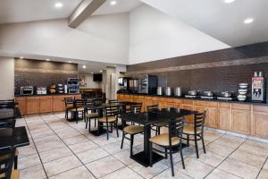 Příslušenství pro přípravu čaje a kávy v ubytování Best Western Discovery Inn