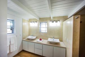 un bagno con due lavandini e uno specchio di Stunning 4 bedroom villa a Saint John's Altre 18 foto