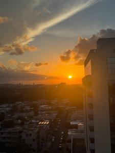 圣胡安D Alexa Mini PH RoofTop的享有城市日落美景,设有一座建筑 更多11张照片