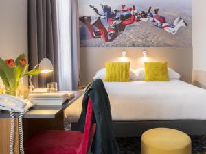 Un pat sau paturi într-o cameră la ibis Styles Warszawa West +99 fotografii