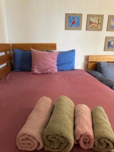 En eller flere senge i et værelse på Aqua View Studio Skala Fourkas