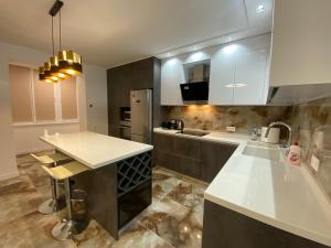 Kuchyň nebo kuchyňský kout v ubytování Квартира премиум класса у побережья 80кв + 26 fotografií