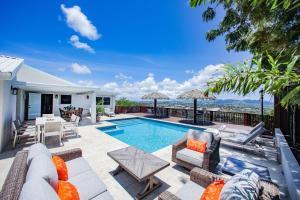 un cortile con piscina e una casa di Stunning 4 bedroom villa a Saint John's