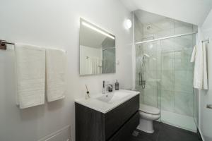 un bagno con lavandino, doccia e WC di Vigário House a Câmara de Lobos Altre 30 foto