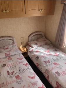 Postel nebo postele na pokoji v ubytování L&g caravan hire 79-5 Coral beach 8 berth LEAD PERSON MUST BE OVER 30 MAX 4 ADULTS