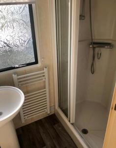 Koupelna v ubytování L&g caravan hire 79-5 Coral beach 8 berth LEAD PERSON MUST BE OVER 30 MAX 4 ADULTS