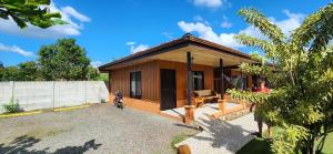 Το κτήριο όπου στεγάζεται  το δωμάτιο σε οικογενειακή κατοικία