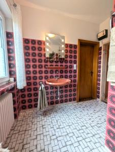 a room with a table and a red wall at PRIMA Quartier in Lastrup +30 photos