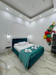 een slaapkamer met een bed met twee handdoeken erop bij Marghe Luxury Home in Napels