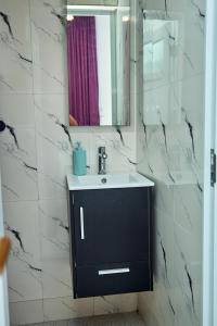 Ένα μπάνιο στο The Nook Apartments