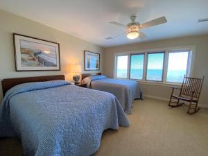 Un dormitorio con dos camas y un ventilador de techo. en Edwards, en Edisto