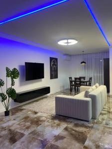 TV a/nebo společenská místnost v ubytování Квартира премиум класса у побережья 80кв