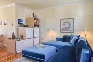 Et opholdsområde på NEW AC 1 Bedroom w Private Deck & Patio