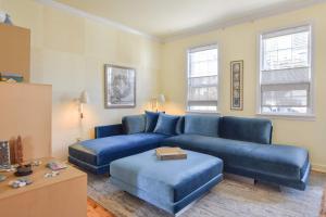 Et opholdsområde på NEW AC 1 Bedroom w Private Deck & Patio