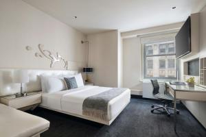 Una cama o camas en una habitación de THE MIDLAND HOTEL, Chicago, a Tribute Portfolio Hotel 132 fotos más