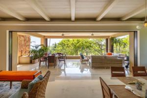 un soggiorno a pianta aperta con vista sul patio di Ocean View Stay Golf Cart & Spa Access a Punta Mita