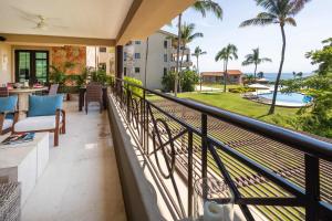 un balcone con vista sull'oceano di Ocean View Stay Golf Cart & Spa Access a Punta Mita