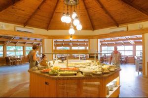 un grupo de personas de pie en una cocina con comida en Odile Hotel Çıralı, en Kemer