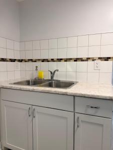 Køkken eller tekøkken på Modern Cozy Basement Suite Free Parking + 5 billeder