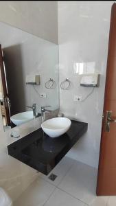 a bathroom with a sink and a mirror at Arena cielo y Mar in Naranjalito