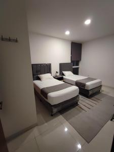 a room with two beds in a room at Arena cielo y Mar in Naranjalito