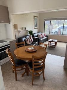 Η κουζίνα ή μικρή κουζίνα στο The Waterfront Cottage