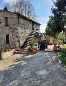 托迪Tudesia Charming house的石头房子,设有通往庭院的楼梯