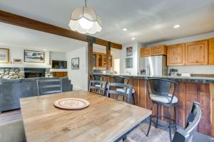 Kuchyň nebo kuchyňský kout v ubytování Ketchum Condo with Deck Less Than 1 Mi to Sun Valley Resort!