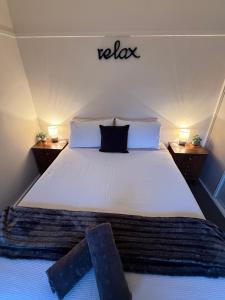 Ένα ή περισσότερα κρεβάτια σε δωμάτιο στο The Waterfront Cottage