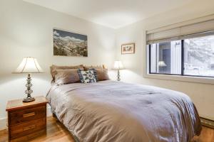 Postel nebo postele na pokoji v ubytování Ketchum Condo with Deck Less Than 1 Mi to Sun Valley Resort!