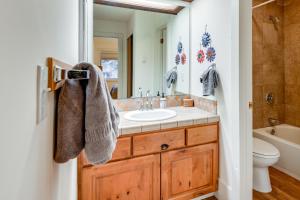 Koupelna v ubytování Ketchum Condo with Deck Less Than 1 Mi to Sun Valley Resort!