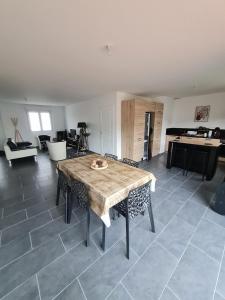 Η κουζίνα ή μικρή κουζίνα στο Maison neuve à 20 minde Lille