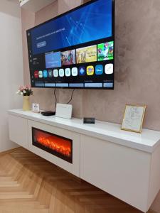 Un televizor și/sau centru de divertisment la Apartman Gold King