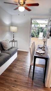 Istumisnurk majutusasutuses Private Suite Apartment 3 Miles to the Beach