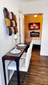 Istumisnurk majutusasutuses Private Suite Apartment 3 Miles to the Beach