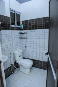 蒙巴萨FinchPAR Homes的带马桶和水槽的浴室