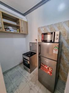 蒙巴萨FinchPAR Homes的厨房配有炉灶和不锈钢冰箱。