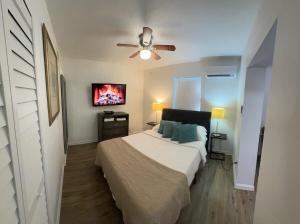 Voodi või voodid majutusasutuse Private Suite Apartment 3 Miles to the Beach toas +34 fotot