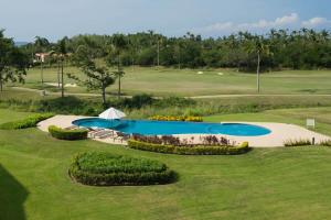 una vista panoramica su una piscina su un campo da golf di Elegant Golf View in Hacienda de Mita Beach Clubs a Punta Mita