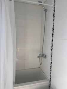 Un baño con ducha con cortina de ducha. en Entre vientos, en La Porteña