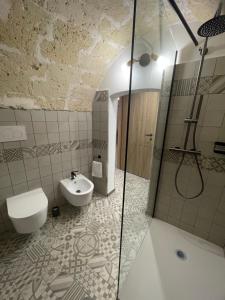 梅萨涅Suite La Madonnina的带淋浴、马桶和水槽的浴室