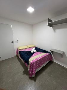 ジョアンペソアにあるManaira Suite 02の部屋の中にベッドがある小さな寝室