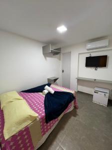 ジョアンペソアにあるManaira Suite 02のベッドと薄型テレビのある寝室