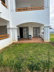 En have udenfor Appartement adil résidence beralmar avec jardin terasse + 3 billeder