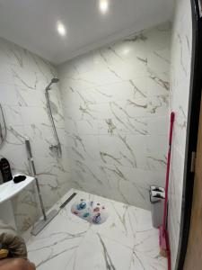 Et badeværelse på Appartement adil résidence beralmar avec jardin terasse