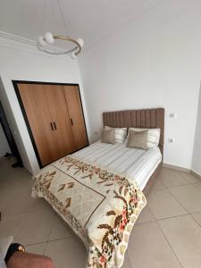 En eller flere senge i et værelse på Appartement adil résidence beralmar avec jardin terasse